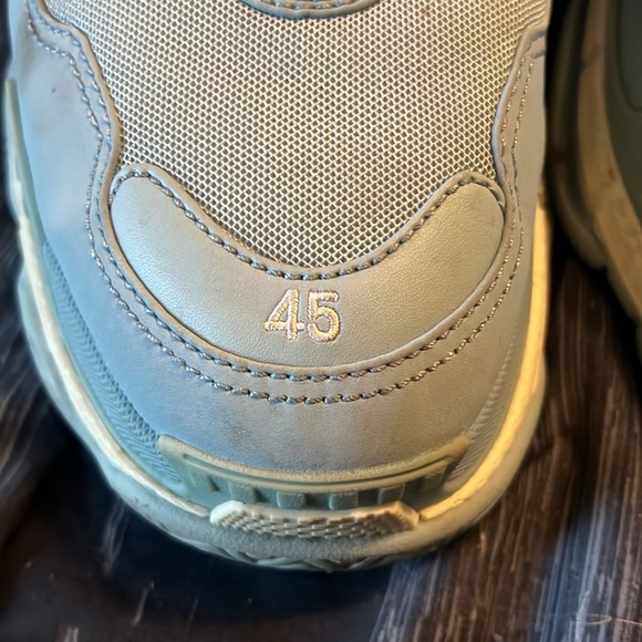 Balenciago’s 45 light blue size 12. Comes with extra shoe strings and dust bag - Picture 4 of 10